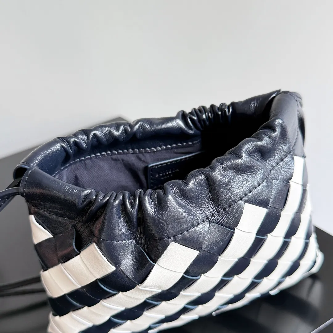 Batch 1360 BOTTEGA VENETA DUSTBAG mini size is officially launched📣📣. It still continues the classic weaving process. The lazy and casual feeling presented by the drawstring pockets is not too suitable for summer. The small back is light and convenient. It is enough to bring lipstick and tissues when going out every day. It is not easy to make mistakes with any clothes. The shoulder strap has a buckle and pull-out design, which can be adjusted to unlock multiple carrying methods. Style number: 816987 Size: 21*16.6*1cm